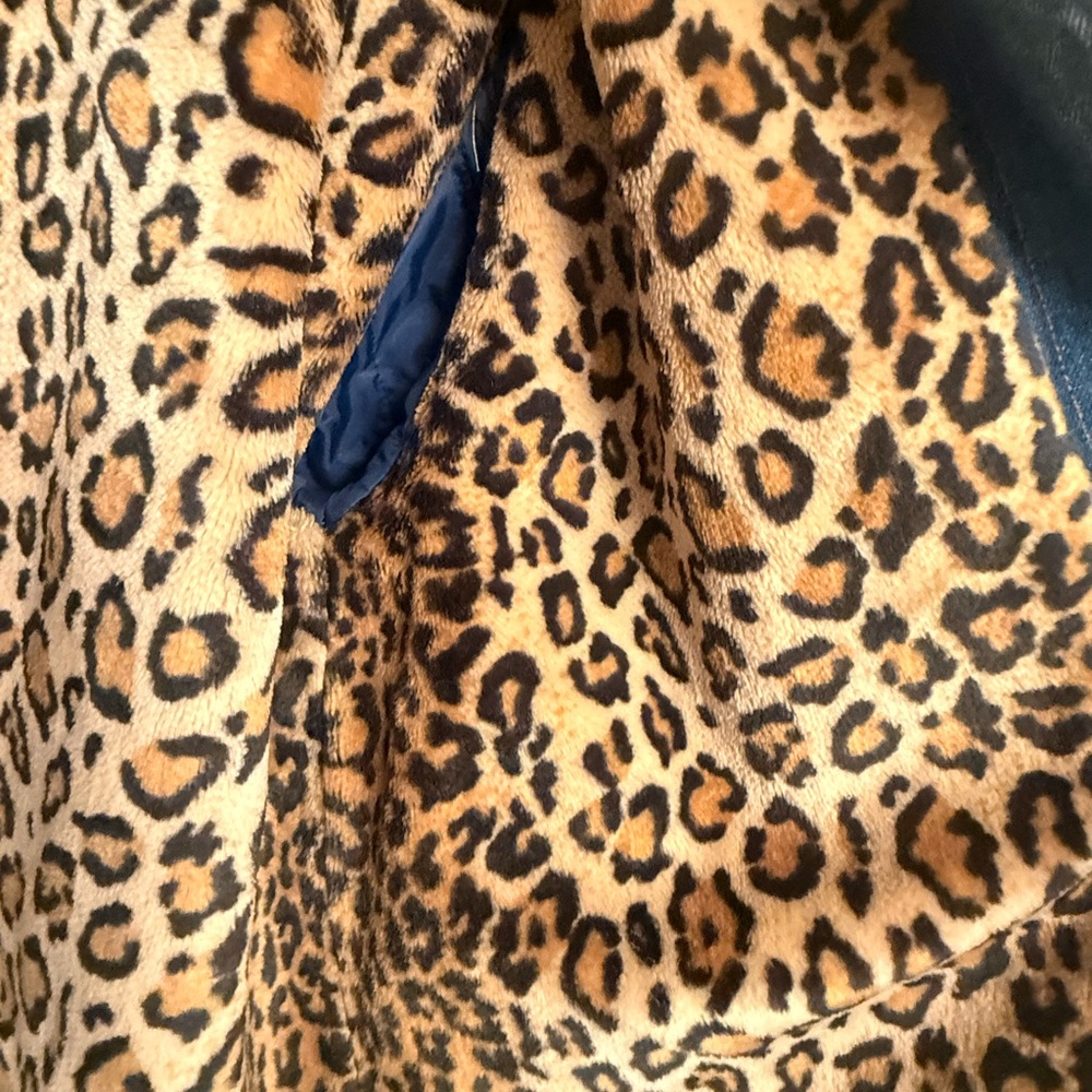 Vintage Women's Denim Jacket with Leopard Faux-Fur Lining - Denim
Size M - Picture 3 of 5